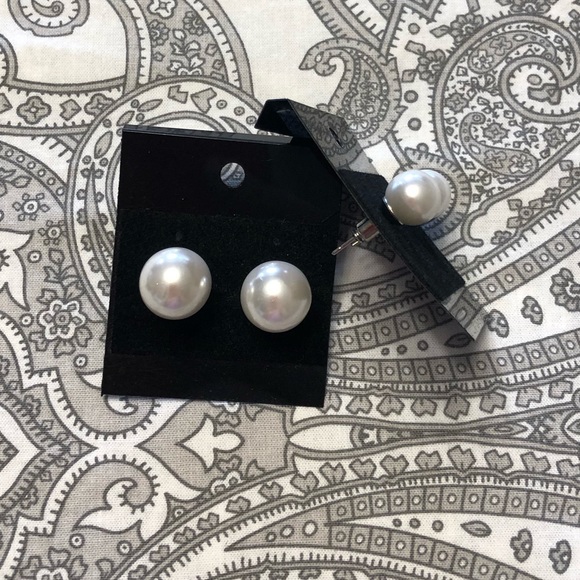 ⬇️ 🌴5 for $20🌴 Two pairs of faux pearl earrings - Picture 4 of 5